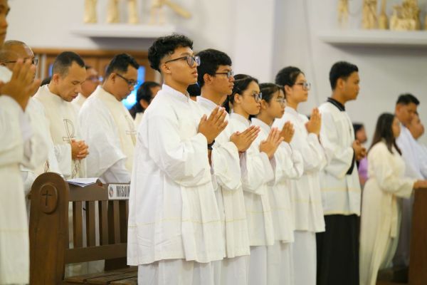 003ministranei-e-sacerdoti63EFF2B0-3BE9-5C78-ECF8-7852217B0CF9.jpg