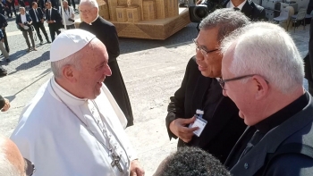 Il Santo Padre con il nuovo Generale e l'ex-Generale dopo l'udienza nella Piazza di San Pietro I Capitolari all'udienza con Papa Francesco, 25.09.2019